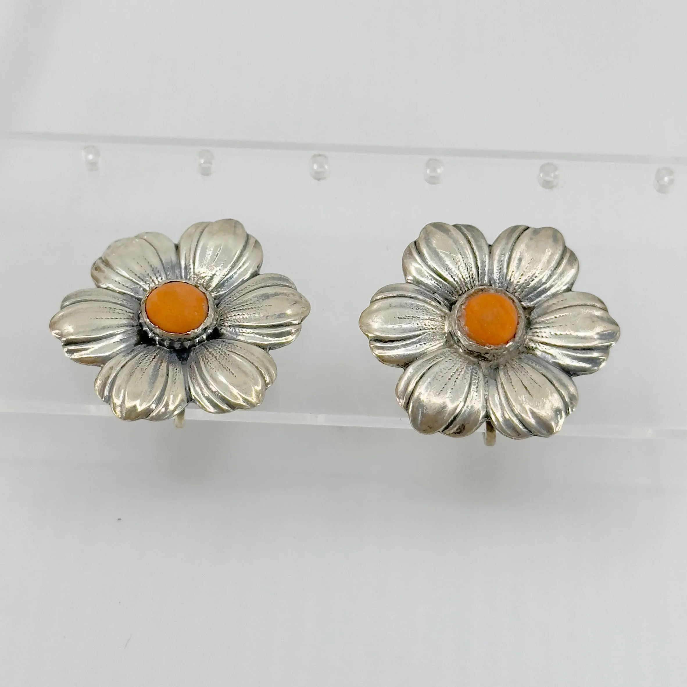 Vintage sterling silver coral flower motif screw back earrings GM175